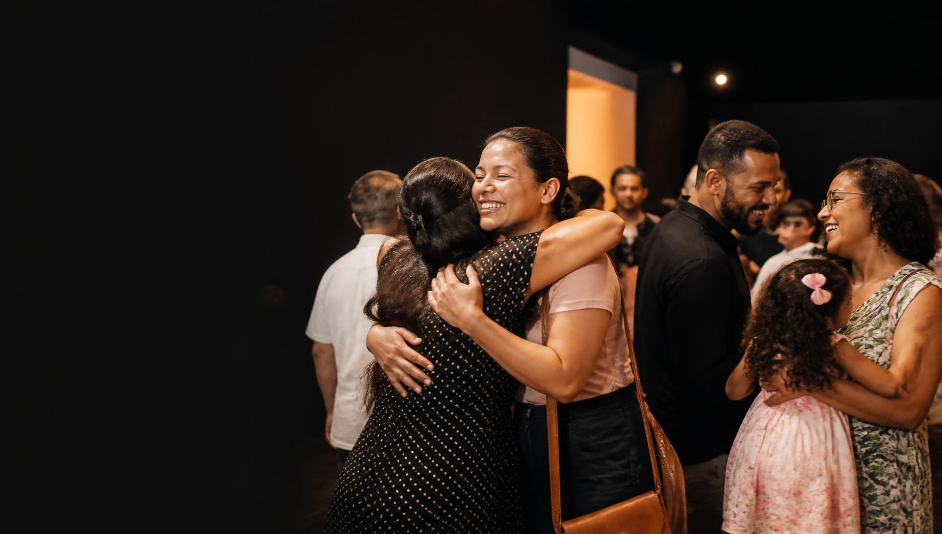 Pessoas da Igreja Evangélica Monte Santo se abraçando e conversando depois do culto